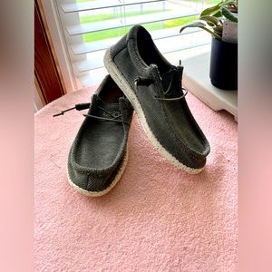 Hey Dude Wally Sox MEN SIZE 8 EUC